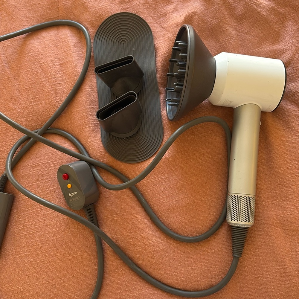 Dyson hair dryer with 3 attachments & rubber mat, some scuffs but works great